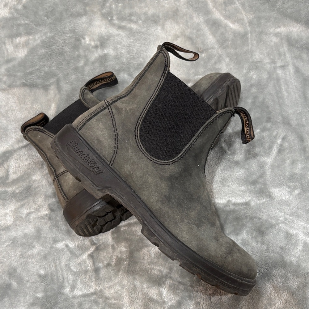 Blundstone Women’s Chukka Boots in Gray Suede with Black Elastic